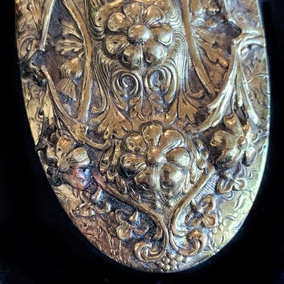 Huge embossed ox Goldtone baroque floral sash pin - Picture 5 of 6